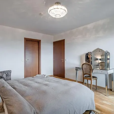 Daire Domillion 2bdr Old Town W Views Parking A127 *